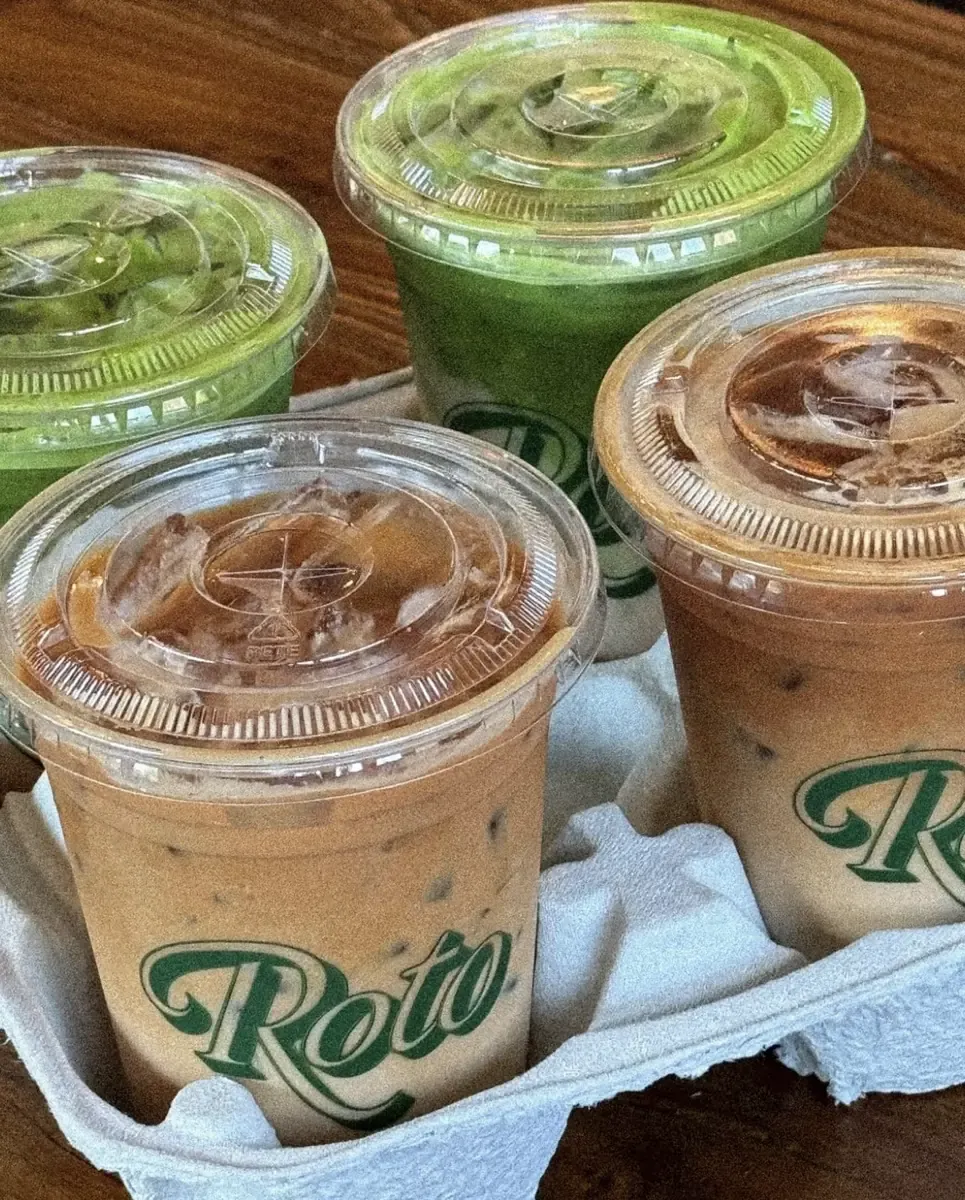 Four Roto cups, two iced matcha and two iced coffee, on a tray lined with a white cloth